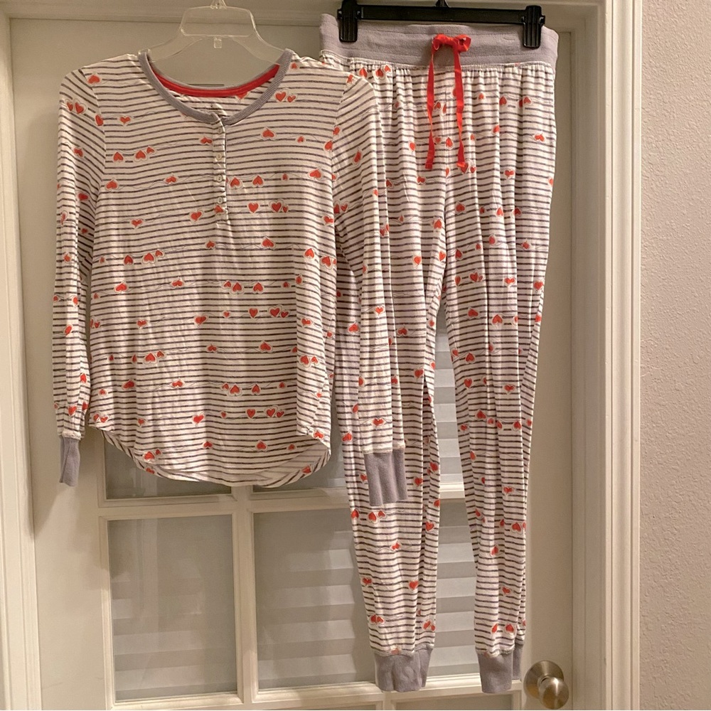 CuddlDuds 2 piece pajama set with hearts.